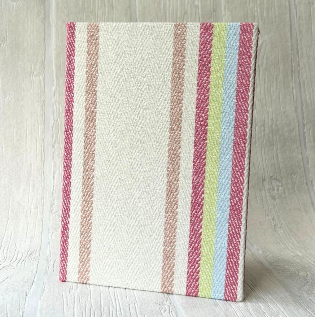 画像：カーテン生地で作る、オリジナルハードカバーノート（ノベルティ制作）