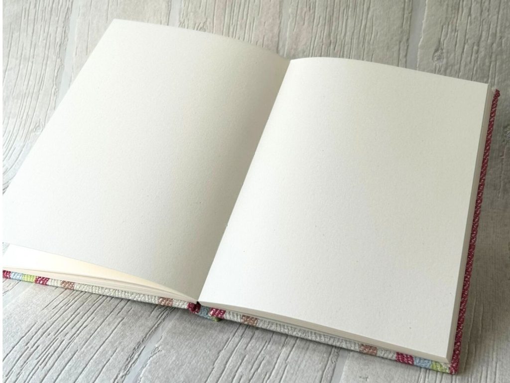 画像：カーテン生地で作る、オリジナルハードカバーノート（ノベルティ制作）