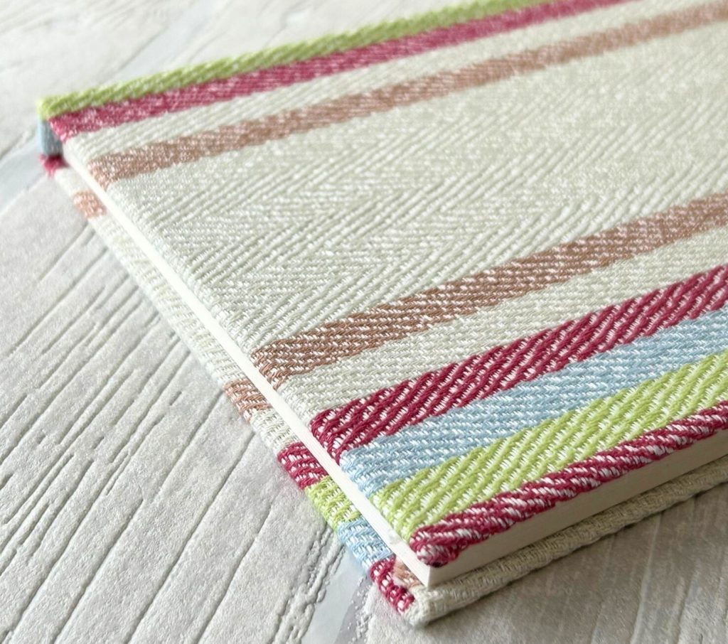 画像：カーテン生地で作る、オリジナルハードカバーノート（ノベルティ制作）