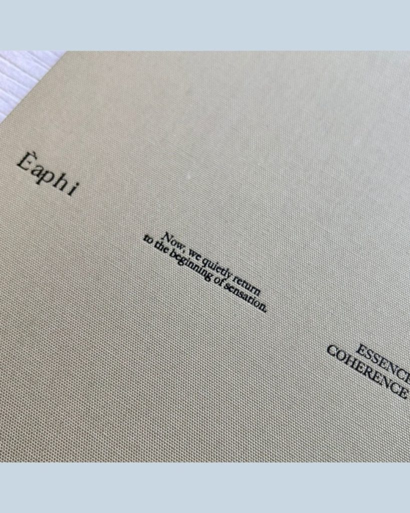 画像：ブランドの世界観を表現したハードカバーの上製本