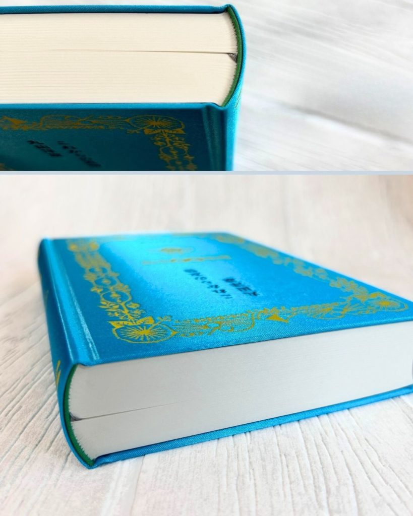 画像：花布（はなぎれ、背表紙の内側の布）はグリーンで全体を調和