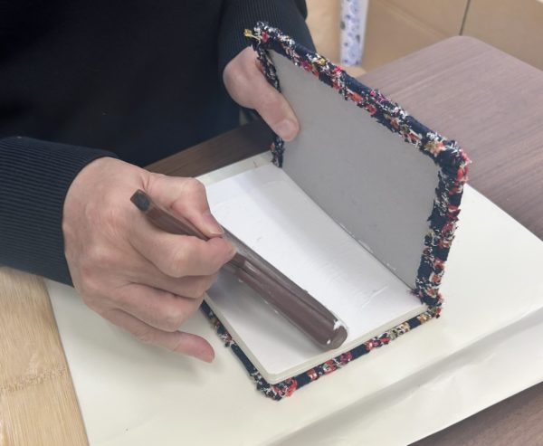 英国LINTON(リントン)ツイード使用の上製本ノートをロフトで発売します│代表新里による試作の様子