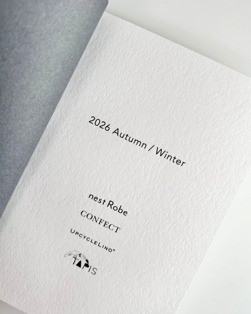 画像:濃グレーの素材感ある見返しが美しい